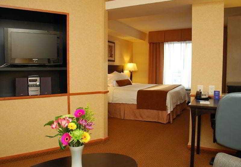 Fairfield Inn & Suites By Marriott Kelowna Zimmer foto