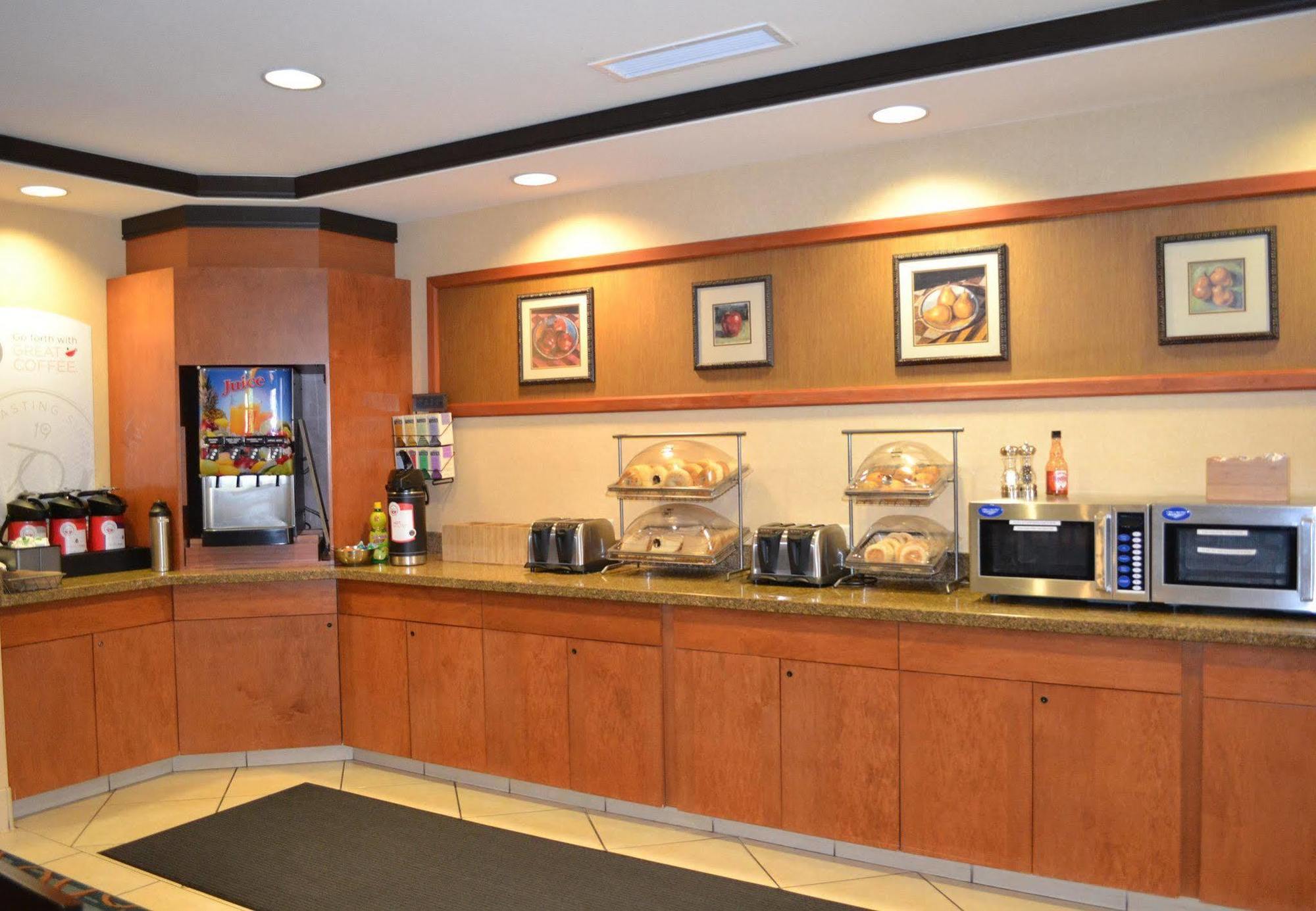 Fairfield Inn & Suites By Marriott Kelowna Restaurant foto